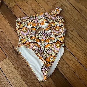 LA Hearts Pacsun one piece patterned swimsuit with cutouts. Retro 70s vibe.